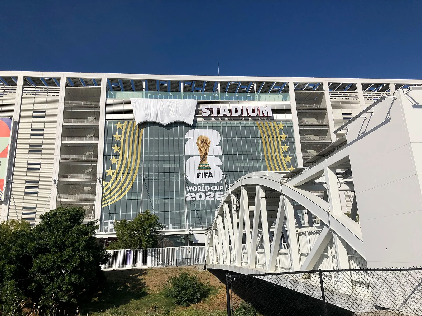 Ingresso del Levi's Stadium durante i Mondiali 2026 con il logo Levi's coperto da un telo bianco a forma di batwing accanto alla scritta Stadium