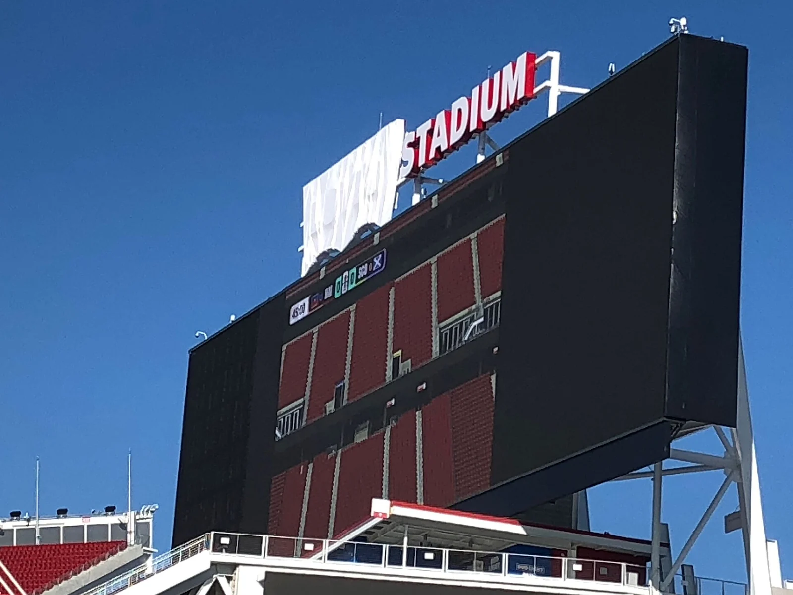 Tabellone del Levi's Stadium durante i Mondiali 2026 con il logo Levi's coperto da un telo bianco sopra la scritta Stadium