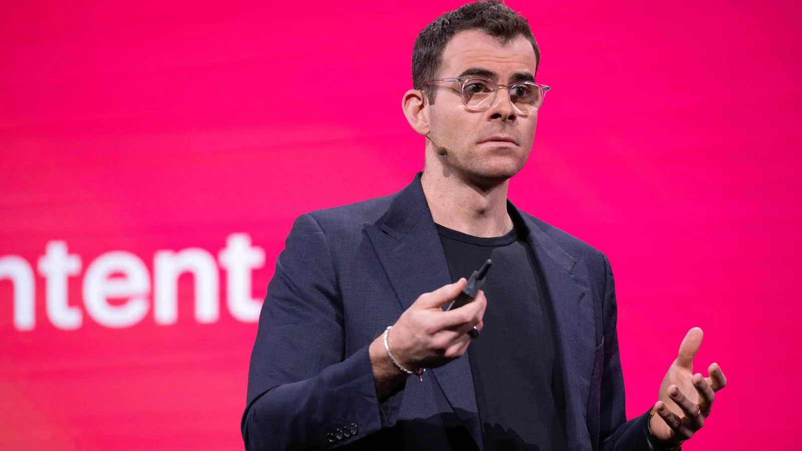 Adam Mosseri, capo di Instagram, durante un intervento sul palco