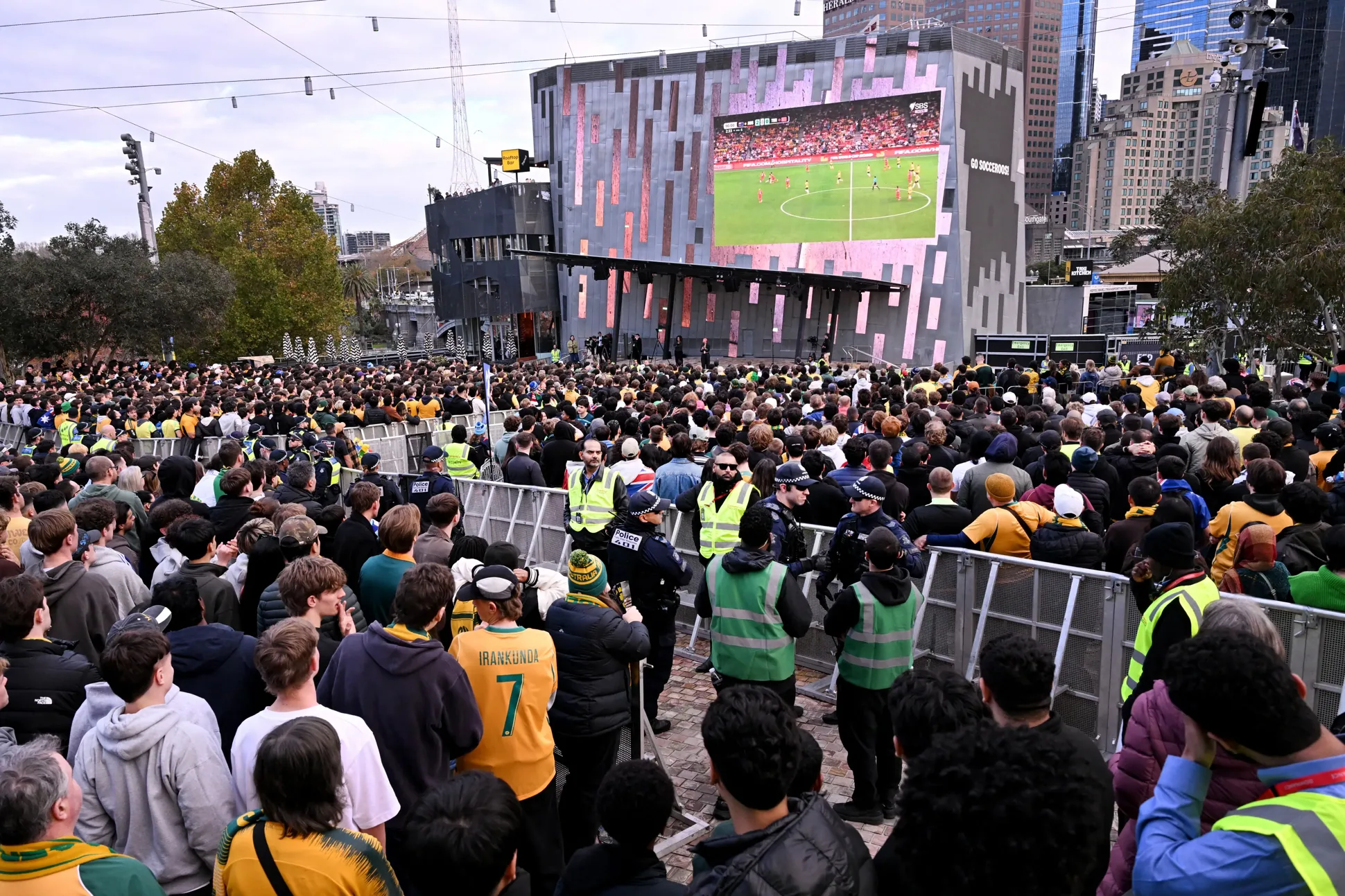 Piazza piena di tifosi durante i Mondiali di calcio 2026